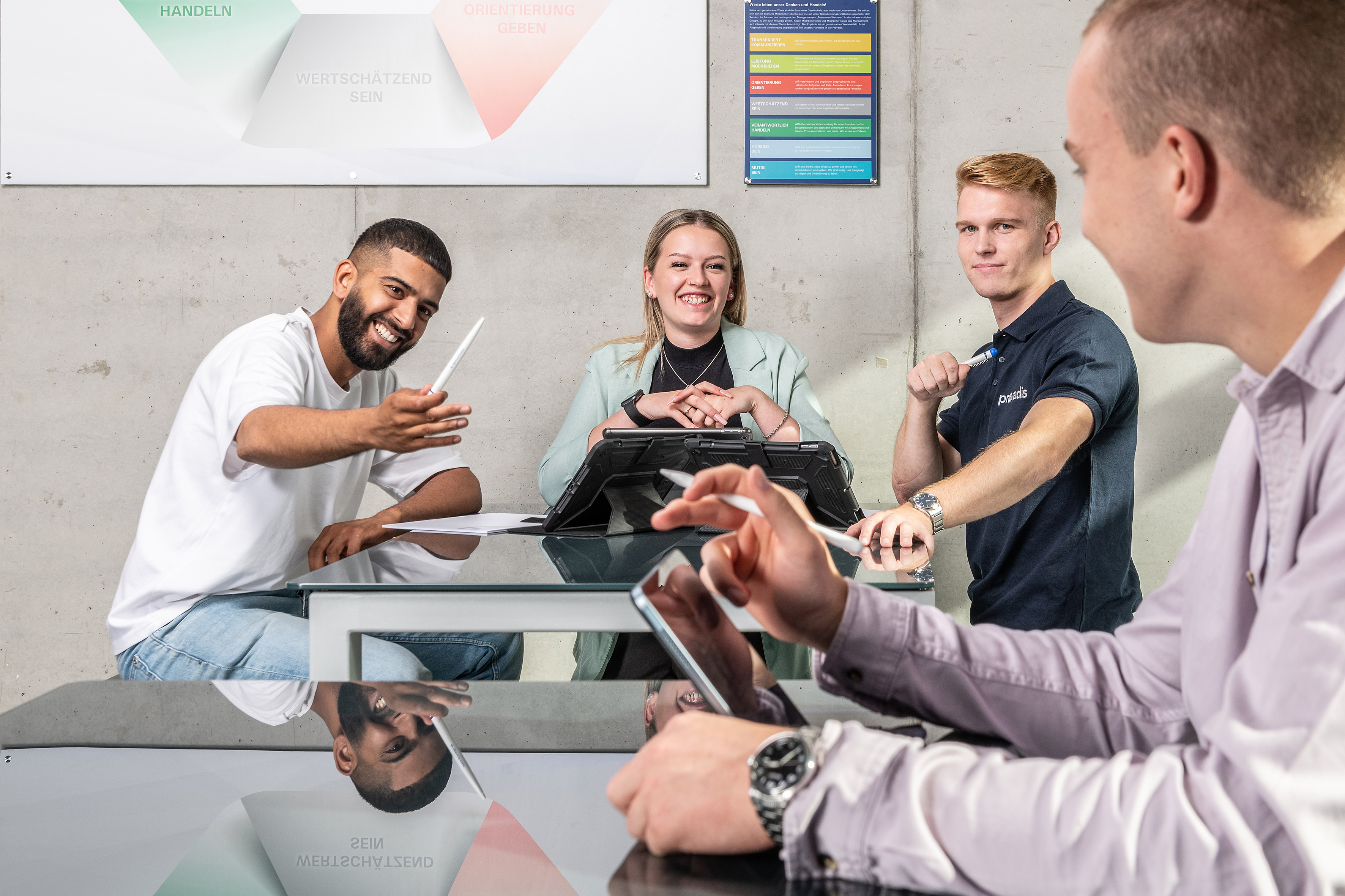 Provadis Studenten sitzen an Tischen in einer Besprechung