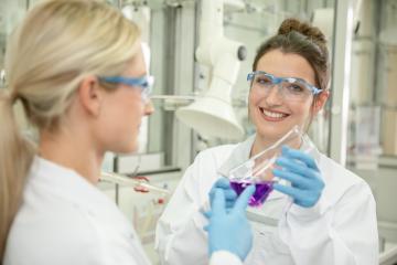 Studentin mit Kollegin im Labor