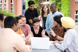 Studenten reden zusammen Studenten reden zusammen
