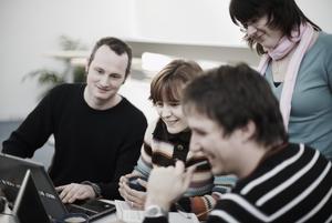 mehrere Studenten vor einem Notebook