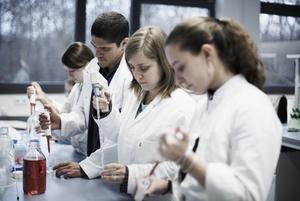 Chemiestudentinnen und -Studenten experimentieren im Labor