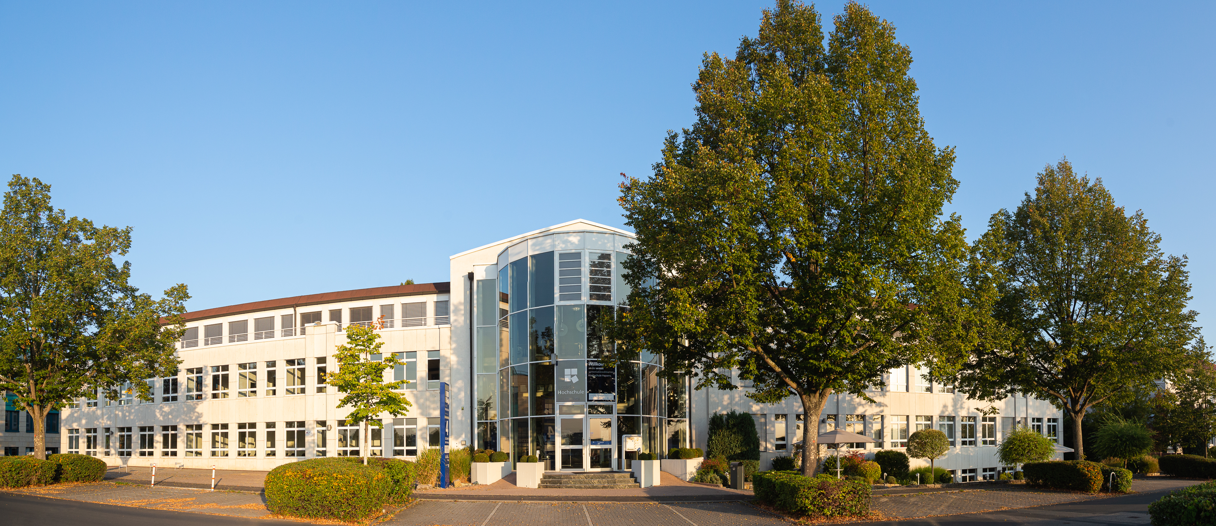 Außenansicht der accadis Hochschule